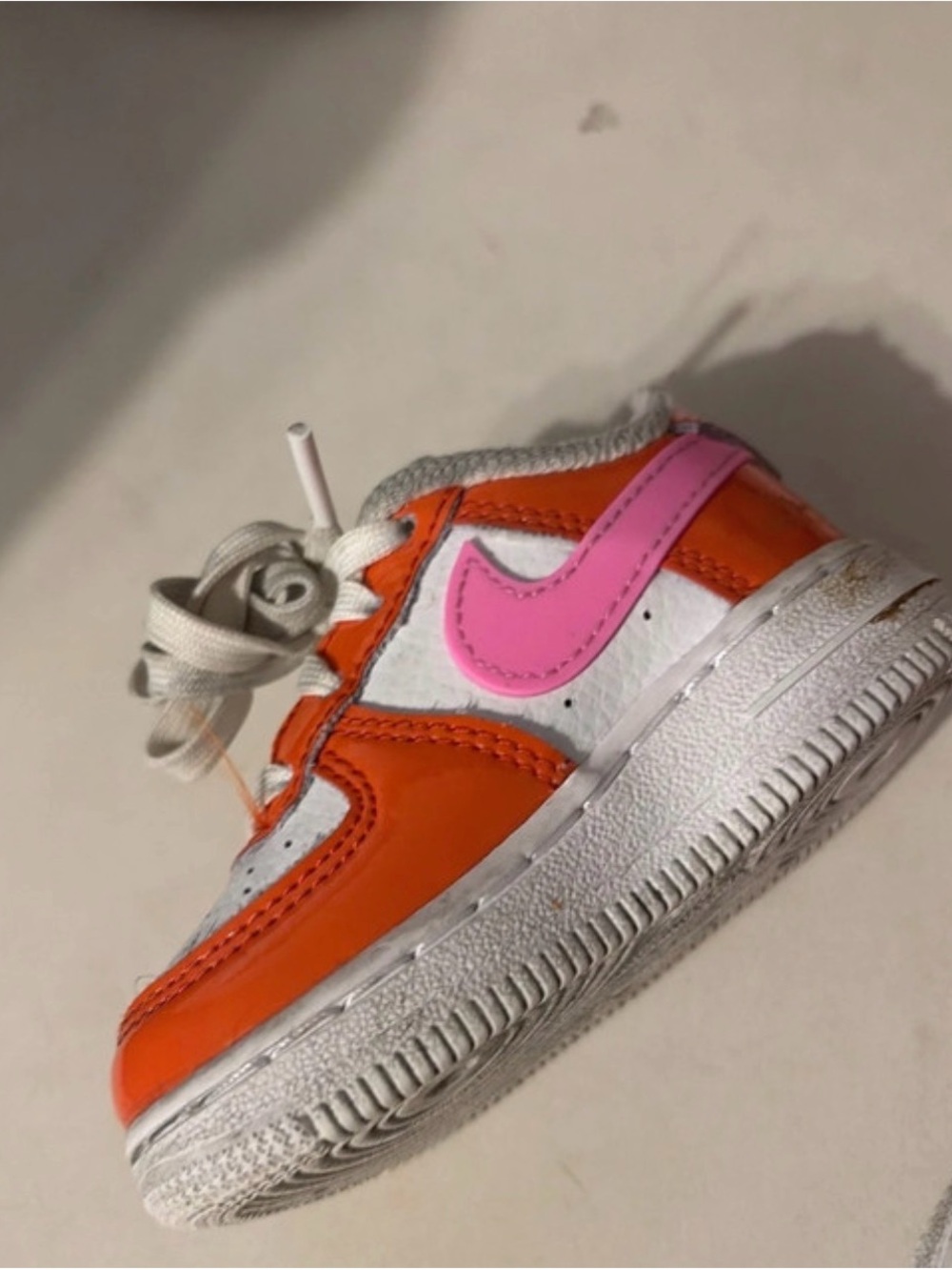 Nike Kids Low-Top Sneaker in Orange, Pink and White